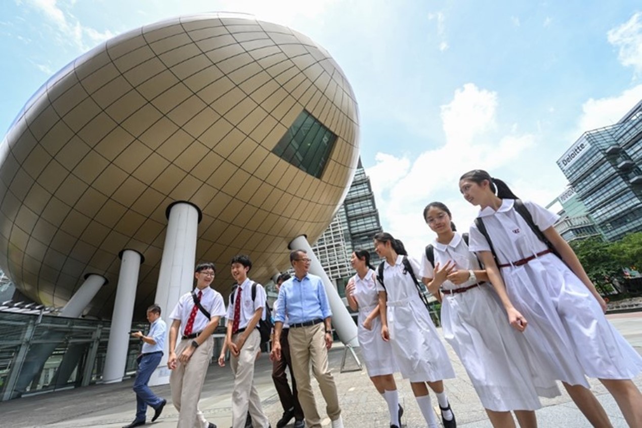 香港财政司司长陈茂波率学生团访问康诺思腾，共话医疗创新未来